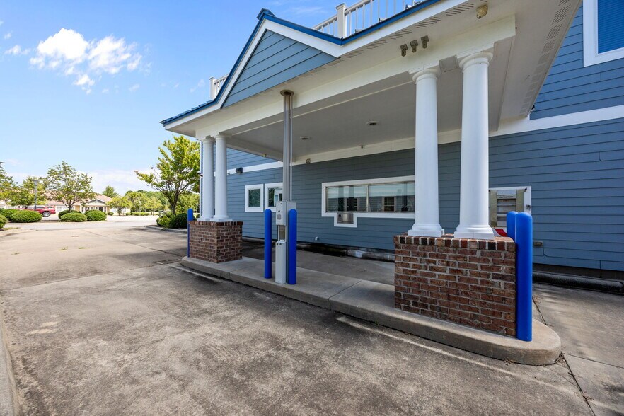 More Photos Of 8468 Caratoke Hwy, Powells Point Bank For Lease