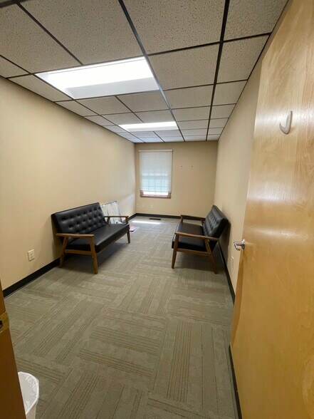 More Photos Of 1320-1326 Meridian Dr, Woodburn Office For Lease