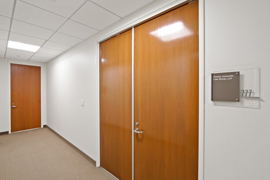 More Photos Of 1990 S Bundy Dr, Los Angeles Office For Lease