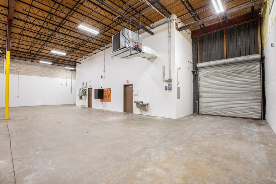 More Photos Of 444 27th St, Orlando Warehouse For Lease