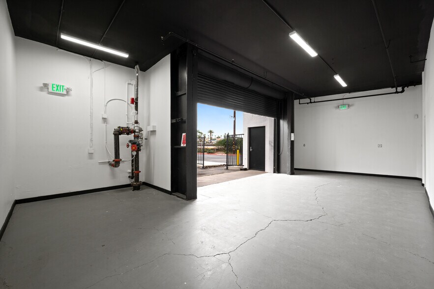 More Photos Of 800 E Dyer Rd, Santa Ana Showroom For Sale