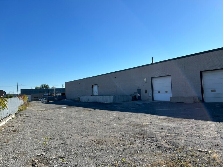 More Photos Of 1320 Av De Valleyfield, Laval Warehouse For Lease