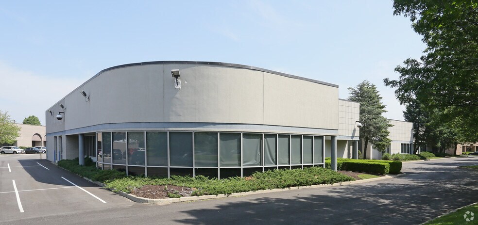 Primary Photo Of 200-230 Sea Ln, Farmingdale Flex For Sale