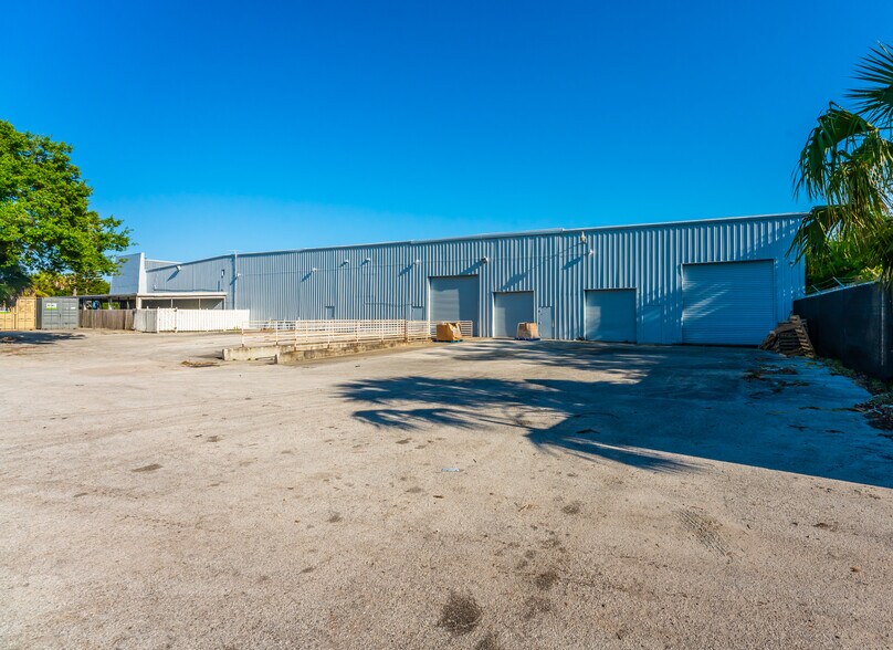 More Photos Of 3350 S Ridgewood Ave, Port Orange Showroom For Lease