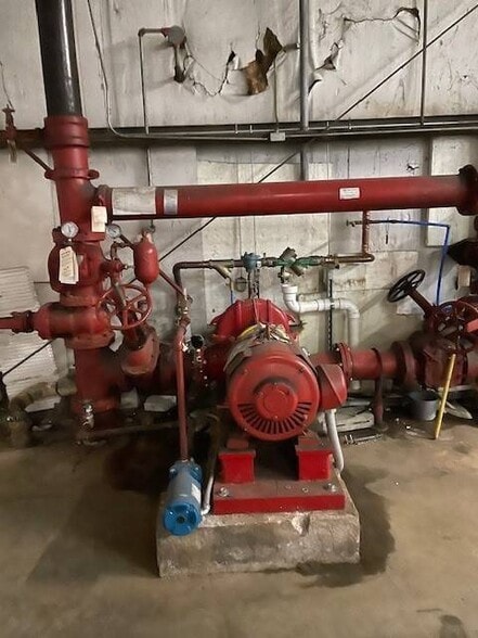 More Photos Of 6550 W Ridge Rd, Erie Warehouse For Lease