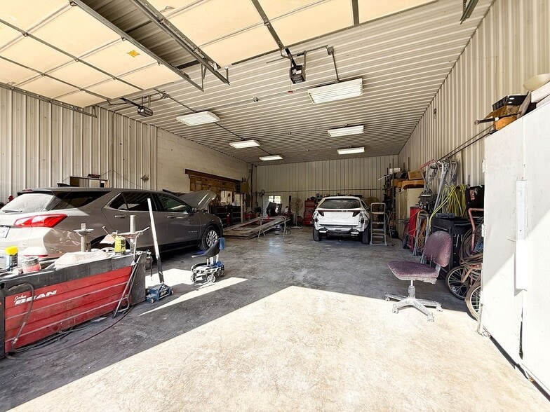 More Photos Of 888 Commercial Blvd, Herculaneum Warehouse For Sale