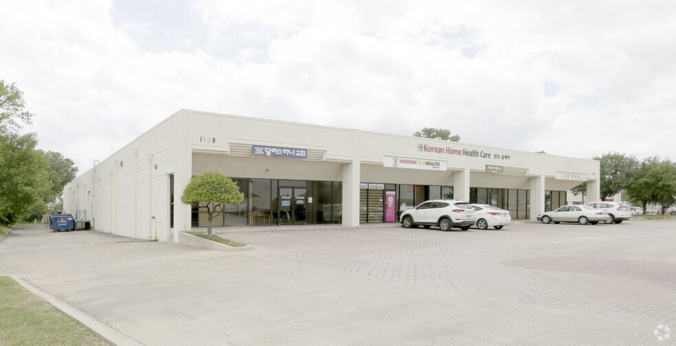 More Photos Of 1908 Royal Ln, Dallas Light Distribution For Lease