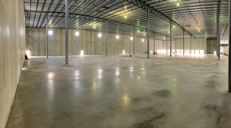 More Photos Of 990 Paterson Plank Rd, East Rutherford Warehouse For Lease