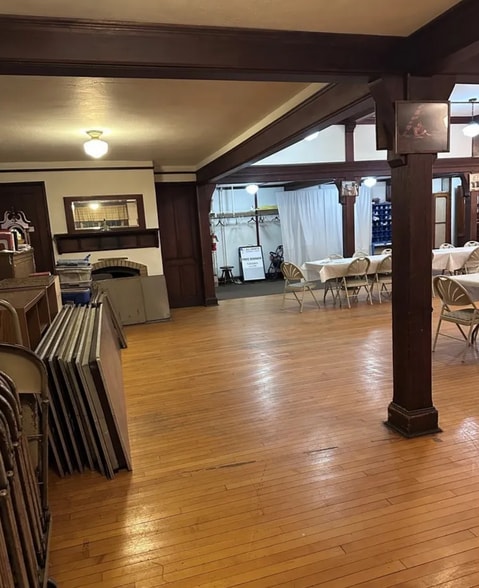 More Photos Of 153 S 1st St, Fulton Religious Facility For Lease