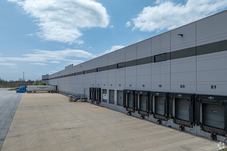 More Photos Of 21700 Mark Collins Dr, Sauk Village Distribution For Lease