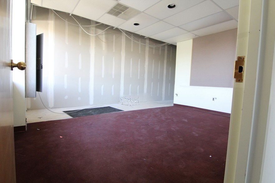 More Photos Of 7821 Bartram Ave, Philadelphia Office For Sale