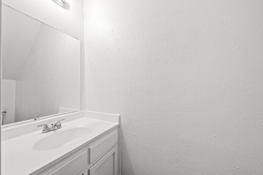 More Photos Of 6913 Wentworth Dr, Austin Multifamily For Sale