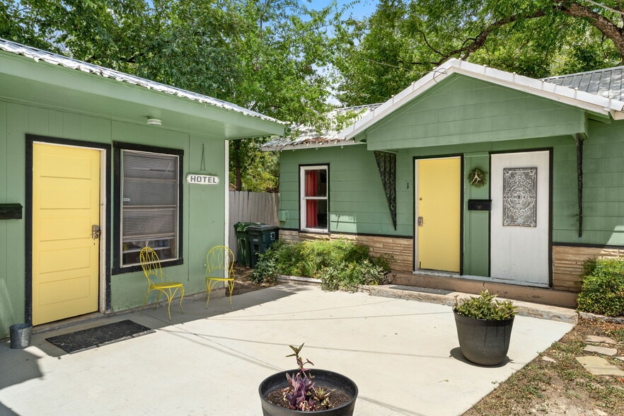 More Photos Of 702 W Wallace St, San Saba Hotel For Sale