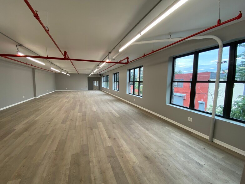 More Photos Of 805 E 139th St, Bronx Showroom For Lease