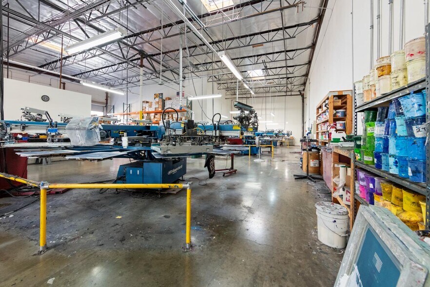 More Photos Of 661 Cochran St, Simi Valley Manufacturing For Sale