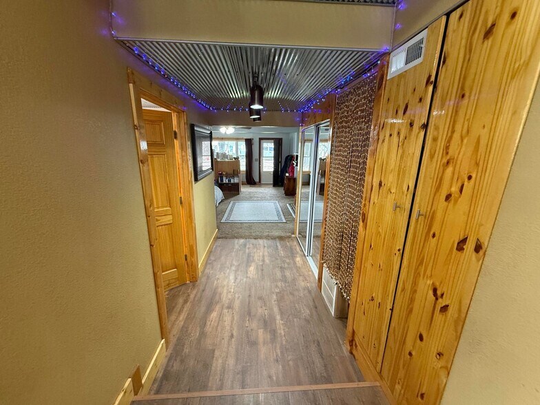 More Photos Of 615 W Benton St, Buffalo Flex For Sale