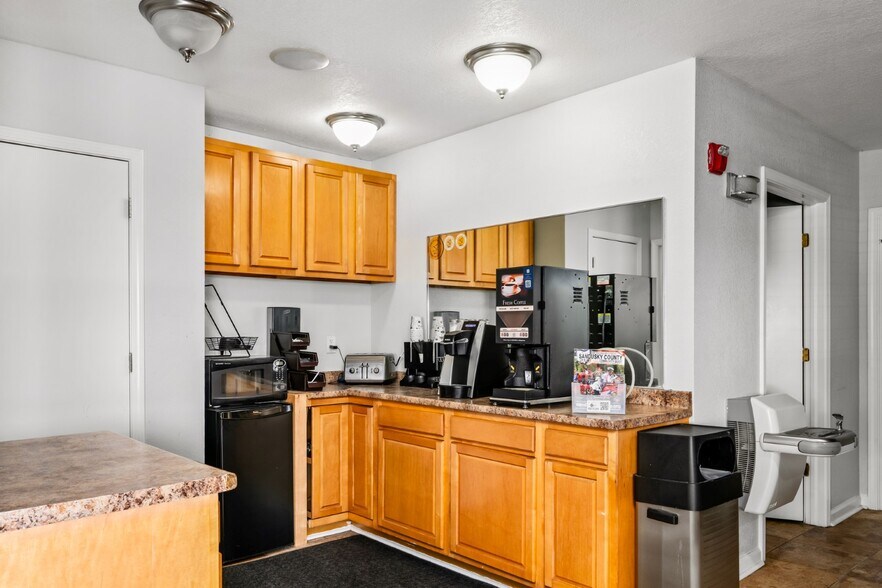 More Photos Of 4029 Marlane Dr, Grove City Hotel For Sale