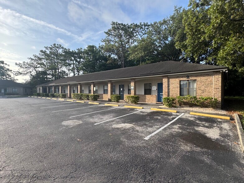 More Photos Of 550 Balmoral Cir N, Jacksonville Unknown For Lease