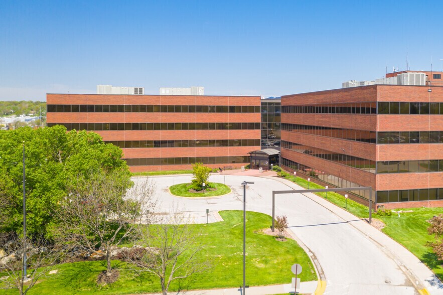 More Photos Of 1010 Carondelet Dr, Kansas City Medical For Lease