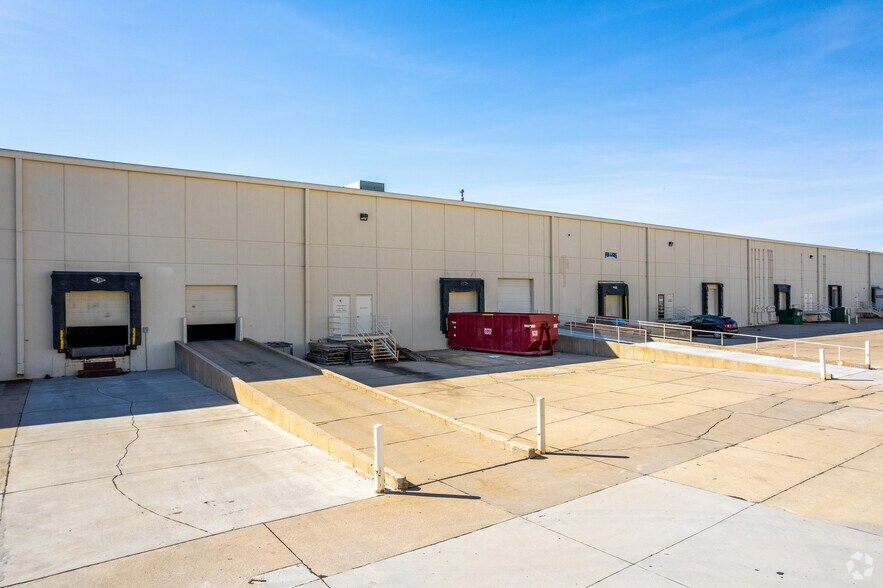 More Photos Of 4451-4569 121st St, Urbandale Flex For Lease