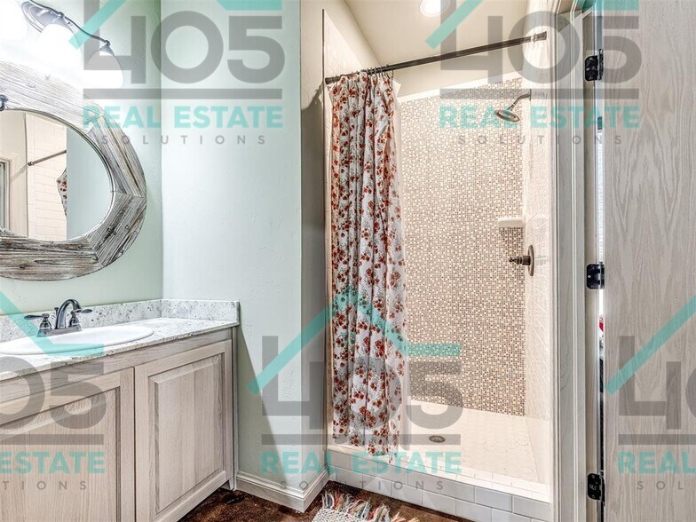 More Photos Of 1917 Commerce, Choctaw Office For Lease