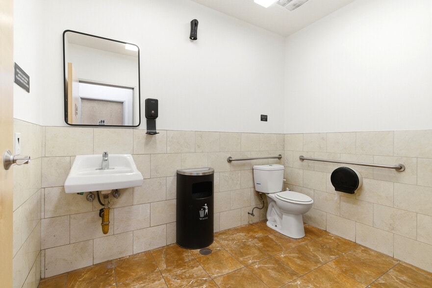 More Photos Of 215 S Citrus Ave, Covina Storefront For Lease
