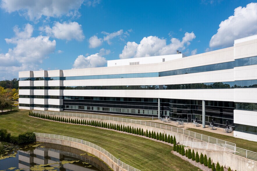 More Photos Of 25925 Telegraph Rd, Southfield Office For Lease