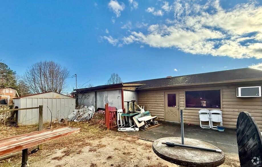 More Photos Of 82 Saddleridge Rd, Bassett Restaurant For Lease