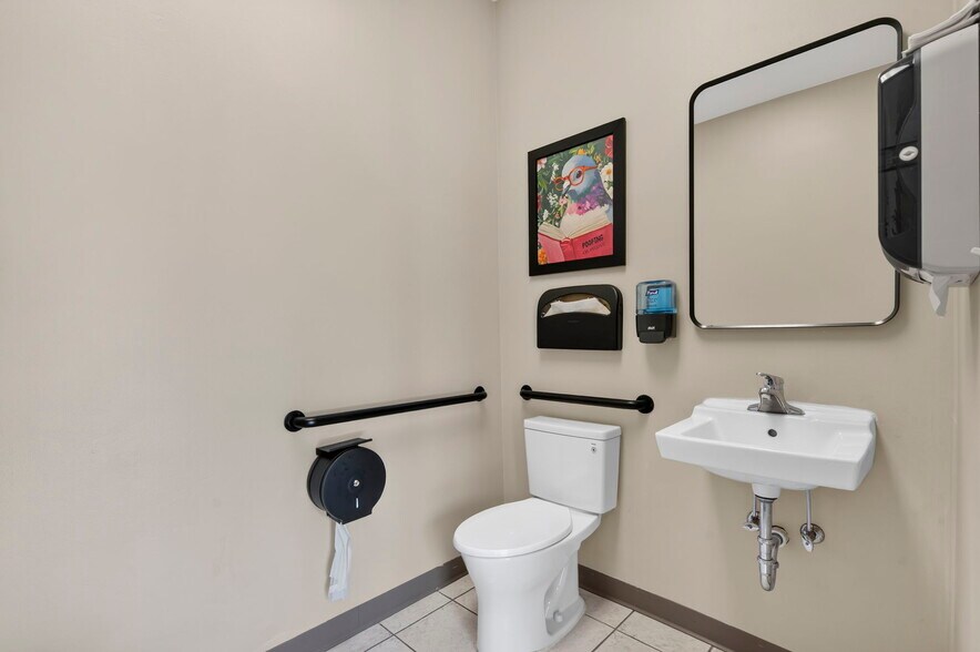 More Photos Of 1567 W Diane St, Ozark Office For Sale