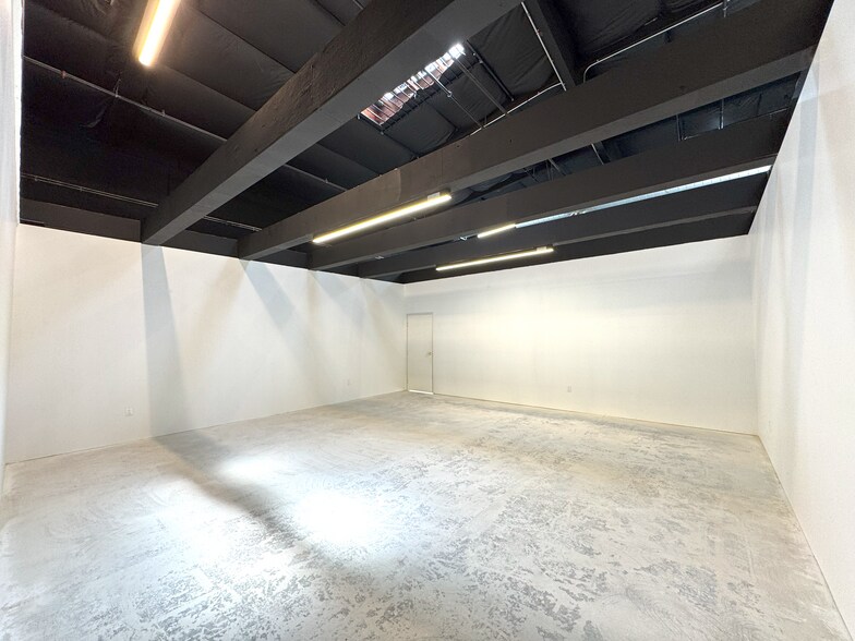 More Photos Of 940-944 E 4th St, Los Angeles Showroom For Lease