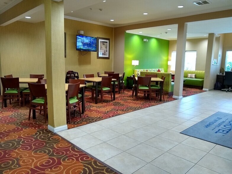 More Photos Of 355 E Goodnight Ave, Aransas Pass Hotel For Sale