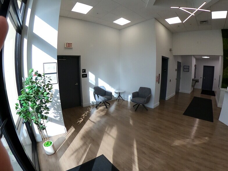 More Photos Of 10455 Riverside Dr, Palm Beach Gardens Flex For Lease