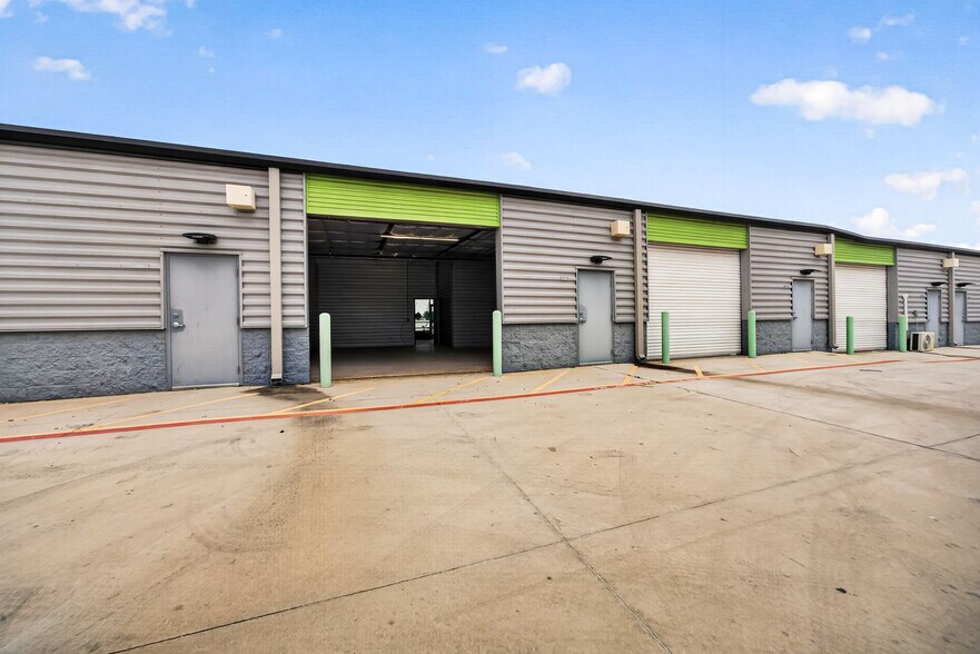More Photos Of 8114 City Base Landing, San Antonio Unknown For Lease