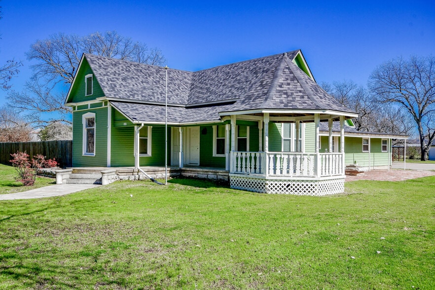 More Photos Of 512 N Travis St, Granbury Hospitality For Sale