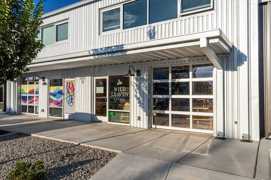 More Photos Of 1189 Parkway Dr, Santa Fe Showroom For Sale