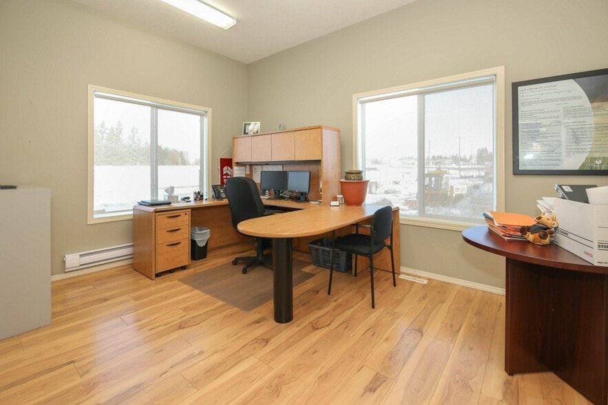 More Photos Of 5209 49A Ave, Bentley Office For Sale