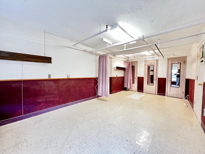 More Photos Of 720 W 1st St, Coffeyville Healthcare For Sale