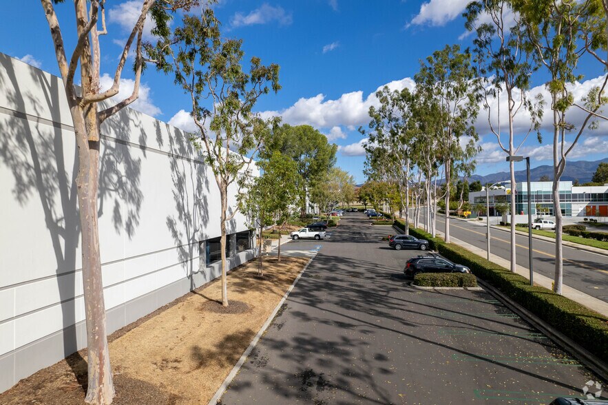 More Photos Of 72 Fairbanks, Irvine Manufacturing For Lease