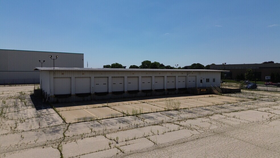 More Photos Of 6650 N Industrial Rd, Milwaukee Truck Terminal For Sale