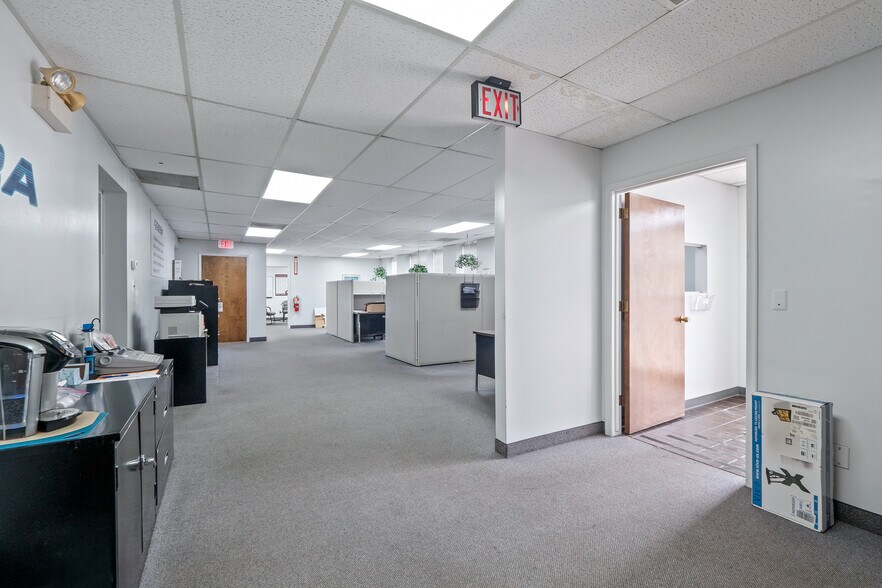 More Photos Of 32301 Howard Ave, Madison Heights Manufacturing For Lease