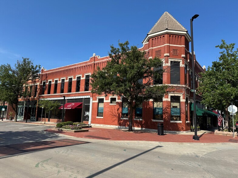 More Photos Of 100 E Park St, Olathe Office For Lease