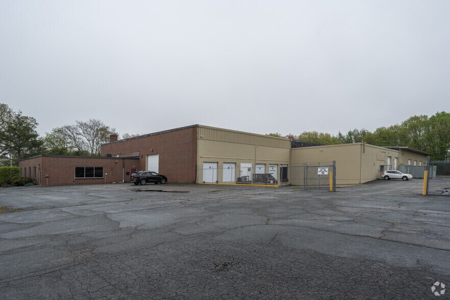 More Photos Of 10 Mozzone Blvd, Taunton Warehouse For Lease