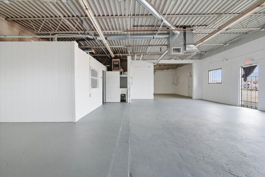 More Photos Of 4918 W 21st St, Tulsa Warehouse For Lease