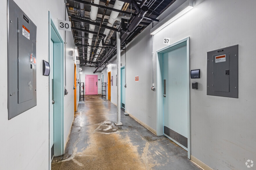 More Photos Of 18 N Dollins Ave, Orlando Warehouse For Lease