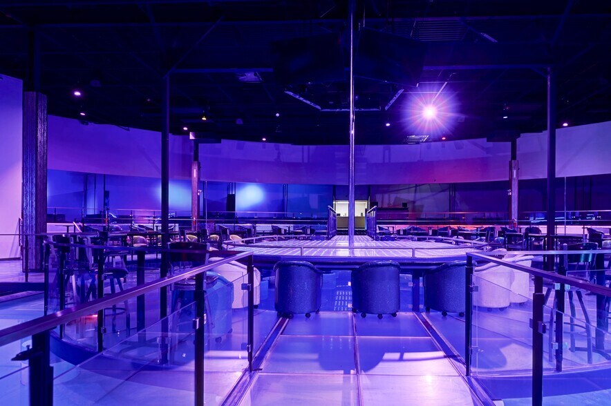 More Photos Of 5555 70th Pl, Bedford Park Freestanding For Sale