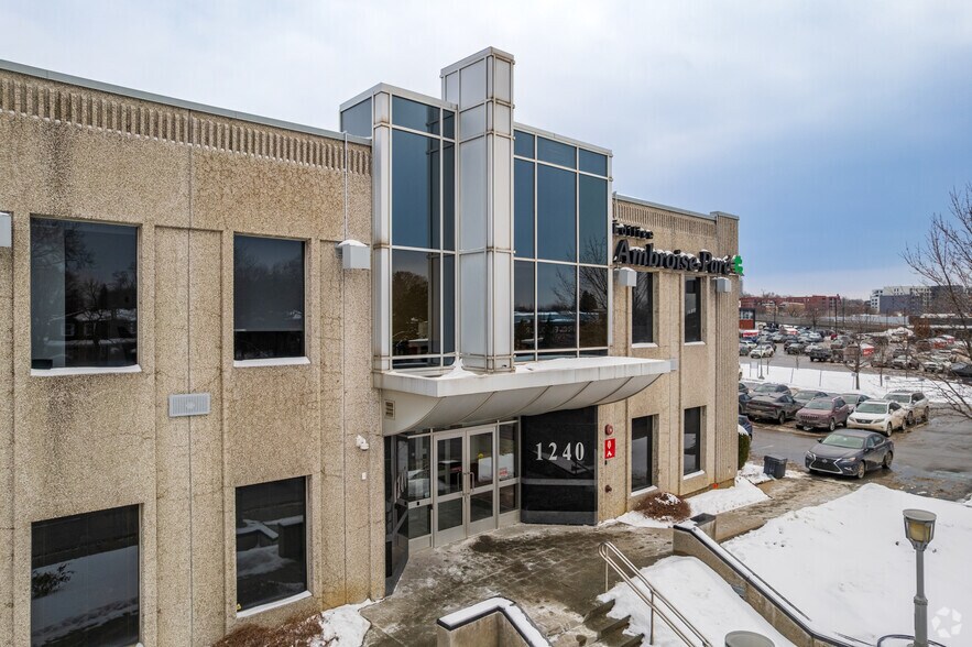 More Photos Of 1240 Av Beaumont, Mt Royal Medical For Lease