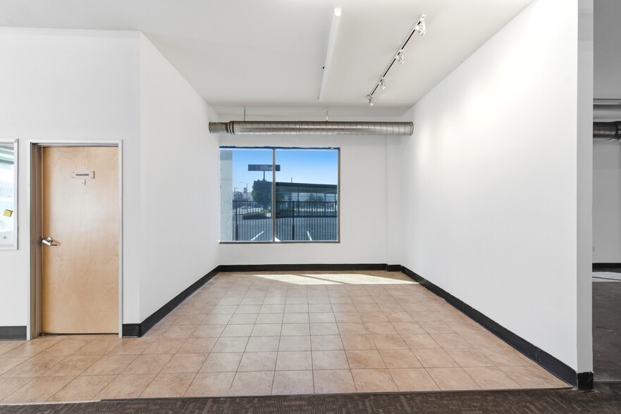 More Photos Of 215 S Citrus Ave, Covina Storefront For Lease