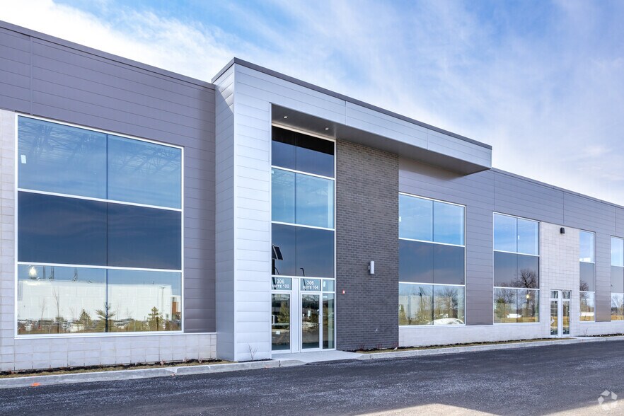 More Photos Of 306 Allée Du Golf, Saint-eustache Light Distribution For Lease