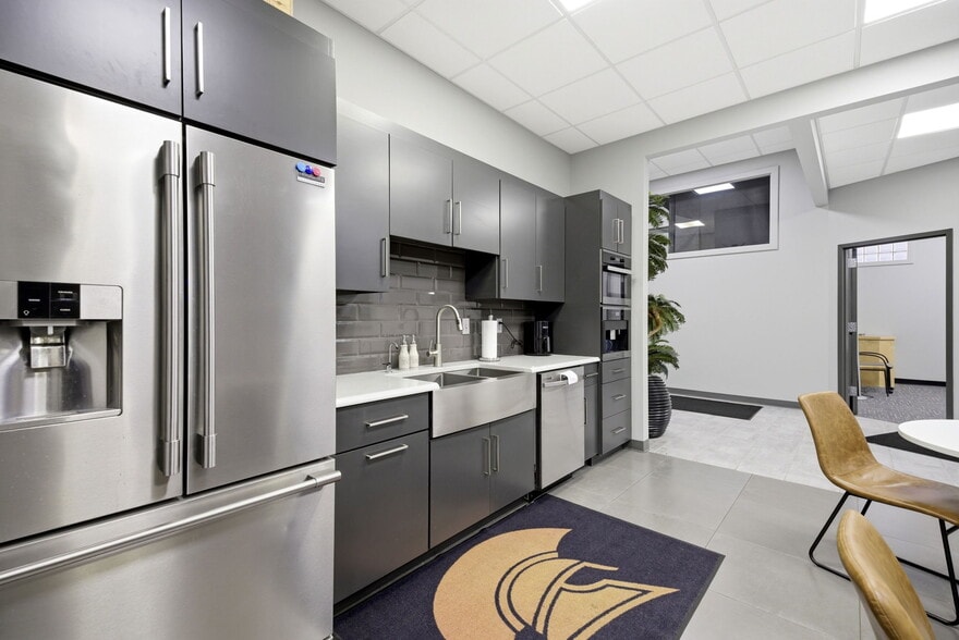 More Photos Of 326 SE Douglas St, Lees Summit Office For Sale