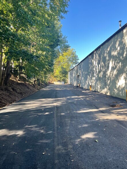 More Photos Of 30 Lafayette Pl, Kenilworth Warehouse For Lease